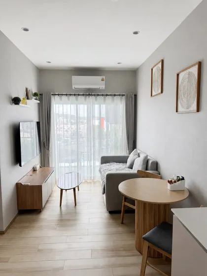 Apartamento moderno de 1 dormitorio en el 7º piso con vistas a la ciudad y montañas