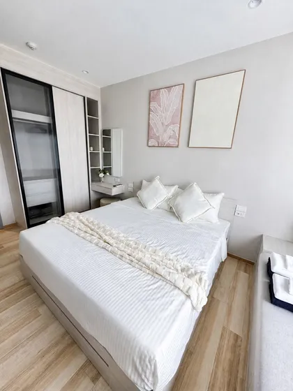 Apartamento moderno de 1 dormitorio en el 7º piso con vistas a la ciudad y montañas