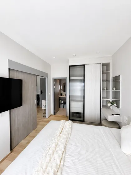 Apartamento moderno de 1 dormitorio en el 7º piso con vistas a la ciudad y montañas