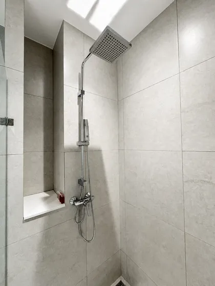 Apartamento moderno de 1 dormitorio en el 7º piso con vistas a la ciudad y montañas