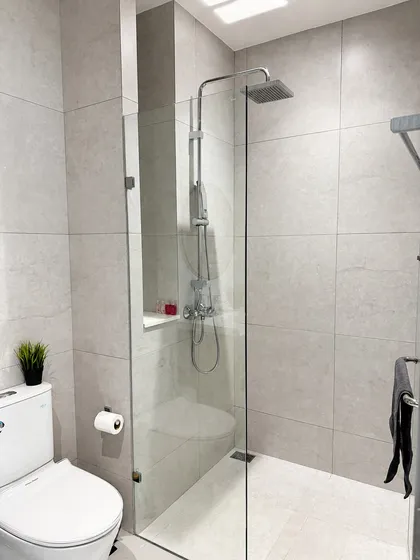 Apartamento moderno de 1 dormitorio en el 7º piso con vistas a la ciudad y montañas