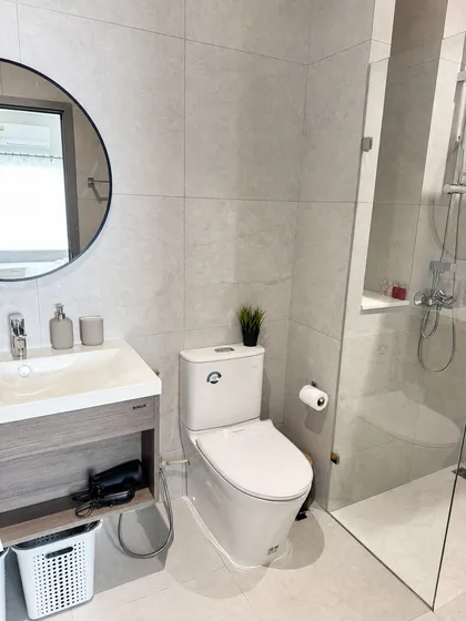 Apartamento moderno de 1 dormitorio en el 7º piso con vistas a la ciudad y montañas