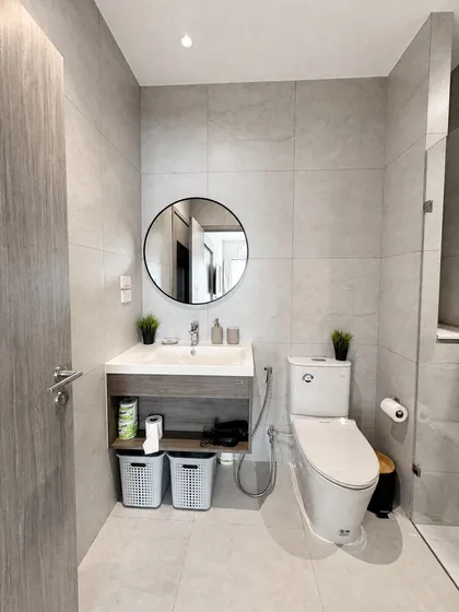 Apartamento moderno de 1 dormitorio en el 7º piso con vistas a la ciudad y montañas