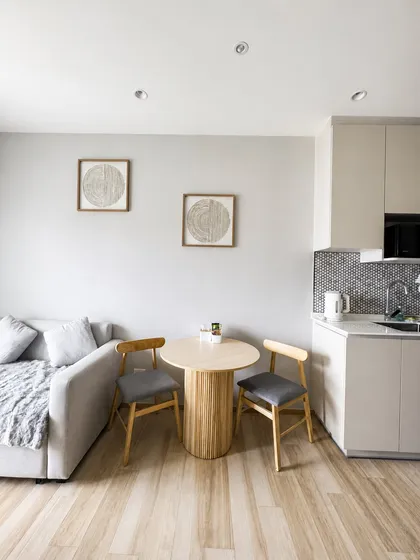 Apartamento moderno de 1 dormitorio en el 7º piso con vistas a la ciudad y montañas