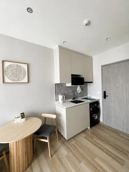 Apartamento moderno de 1 dormitorio en el 7º piso con vistas a la ciudad y montañas