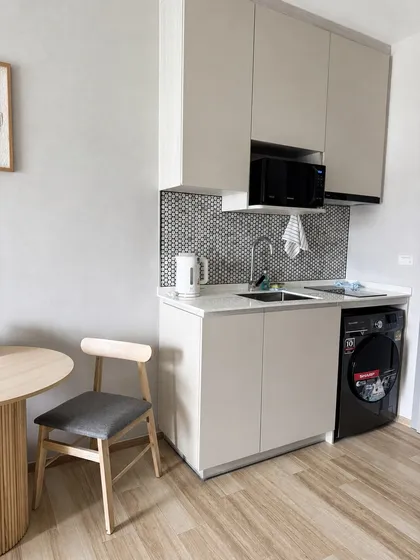 Apartamento moderno de 1 dormitorio en el 7º piso con vistas a la ciudad y montañas