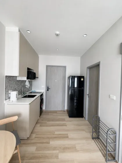 Apartamento moderno de 1 dormitorio en el 7º piso con vistas a la ciudad y montañas