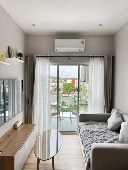 Apartamento moderno de 1 dormitorio en el 7º piso con vistas a la ciudad y montañas