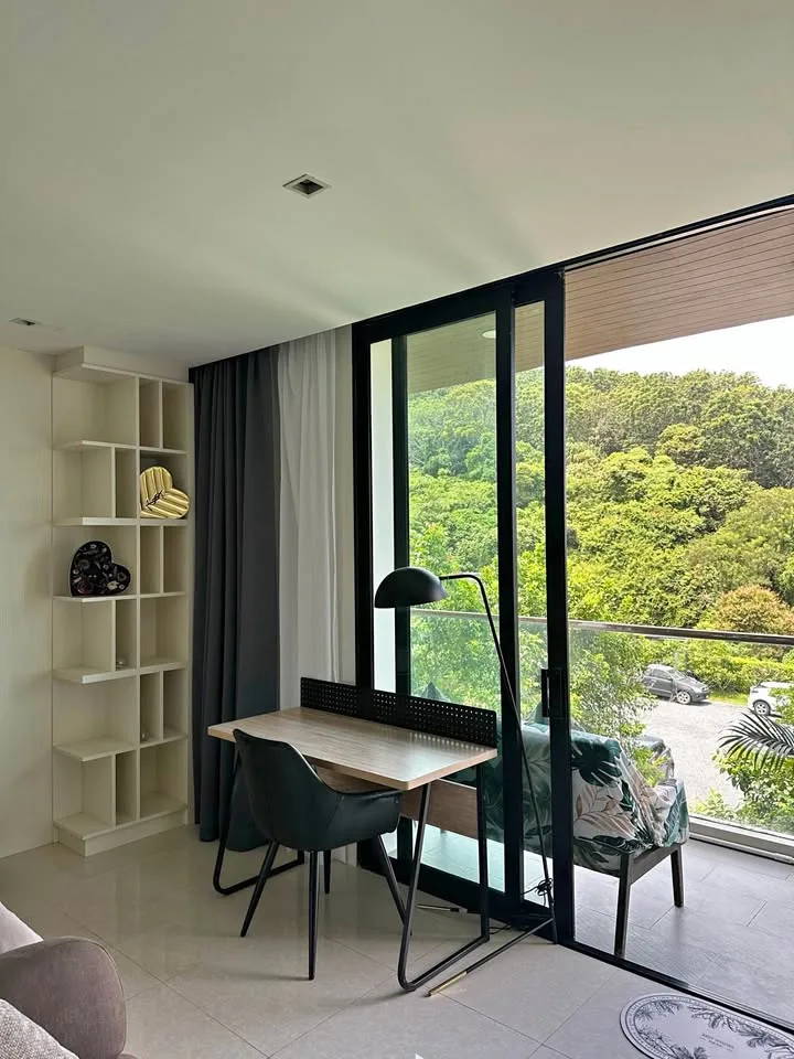 Moderno condominio de 1 dormitorio con amplio balcón en Viva Patong