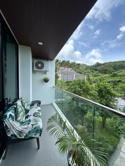 Moderno condominio de 1 dormitorio con amplio balcón en Viva Patong