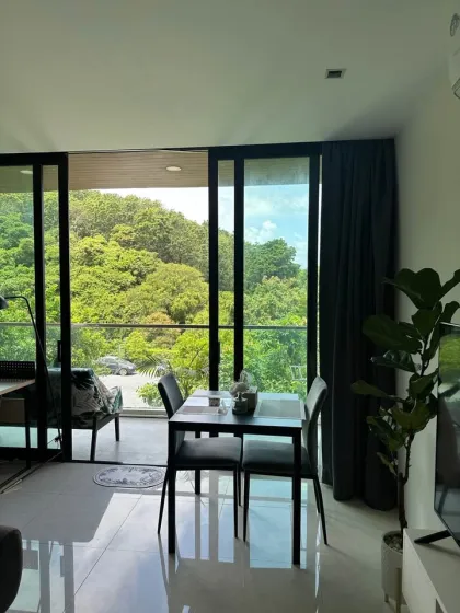 Moderno condominio de 1 dormitorio con amplio balcón en Viva Patong