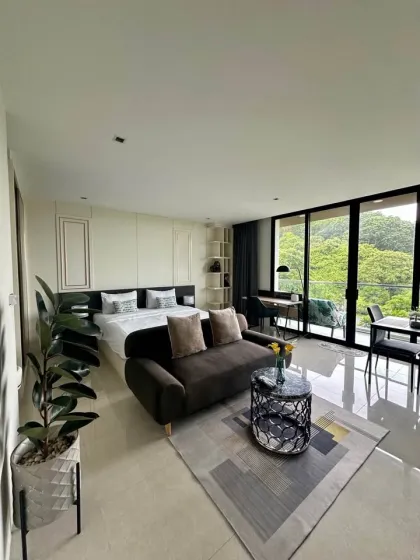 Moderno condominio de 1 dormitorio con amplio balcón en Viva Patong