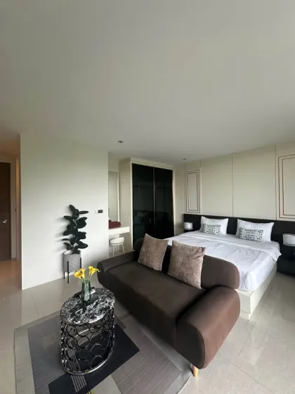 Moderno condominio de 1 dormitorio con amplio balcón en Viva Patong