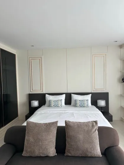 Moderno condominio de 1 dormitorio con amplio balcón en Viva Patong