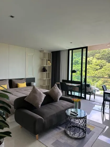 Moderno condominio de 1 dormitorio con amplio balcón en Viva Patong
