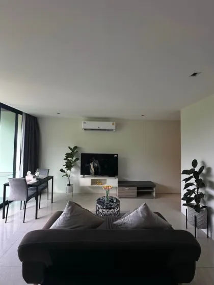 Moderno condominio de 1 dormitorio con amplio balcón en Viva Patong