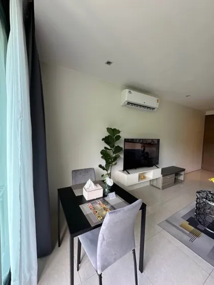 Moderno condominio de 1 dormitorio con amplio balcón en Viva Patong