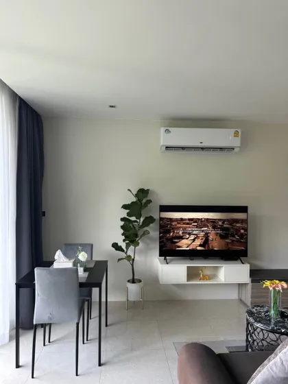Moderno condominio de 1 dormitorio con amplio balcón en Viva Patong