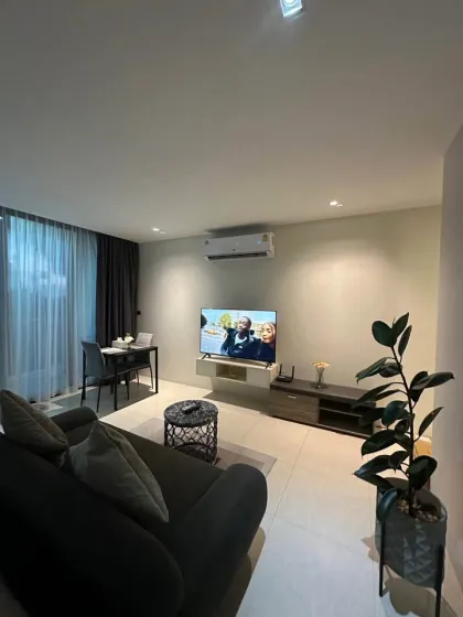 Moderno condominio de 1 dormitorio con amplio balcón en Viva Patong