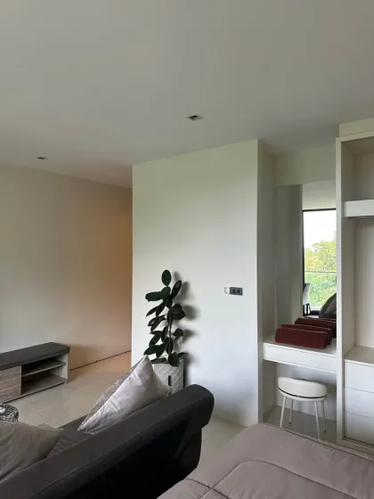 Moderno condominio de 1 dormitorio con amplio balcón en Viva Patong