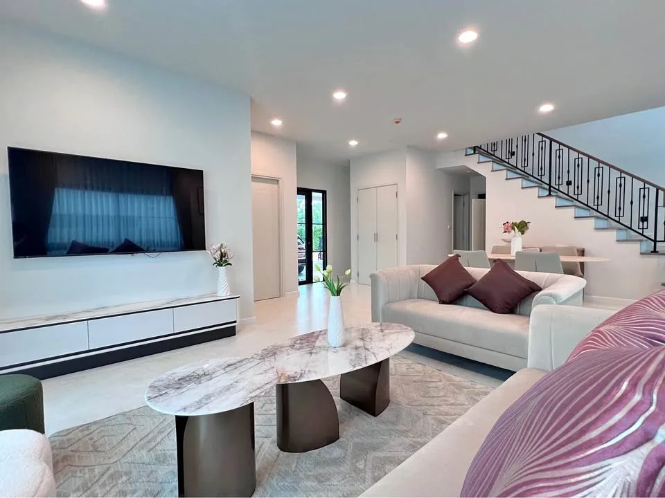 4 Schlafzimmer 5 Bäder - Neubauvilla zur Miete in Setthasiri Koh-Kaew