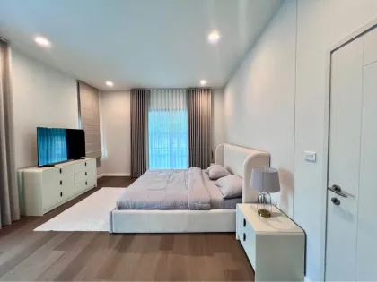4 Schlafzimmer 5 Bäder - Neubauvilla zur Miete in Setthasiri Koh-Kaew
