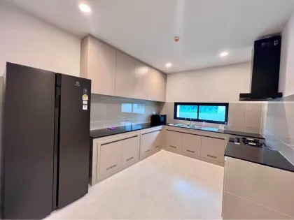 4 Schlafzimmer 5 Bäder - Neubauvilla zur Miete in Setthasiri Koh-Kaew