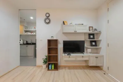 Renoviertes 1-Schlafzimmer-Apartment mit Pool- und Gartenblick