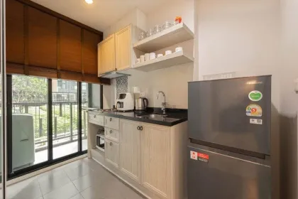 Renoviertes 1-Schlafzimmer-Apartment mit Pool- und Gartenblick