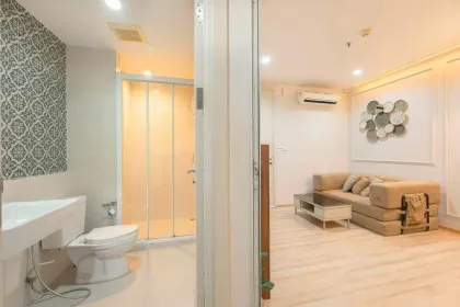 Renoviertes 1-Schlafzimmer-Apartment mit Pool- und Gartenblick