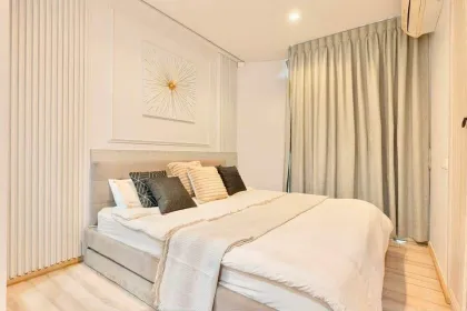Renoviertes 1-Schlafzimmer-Apartment mit Pool- und Gartenblick