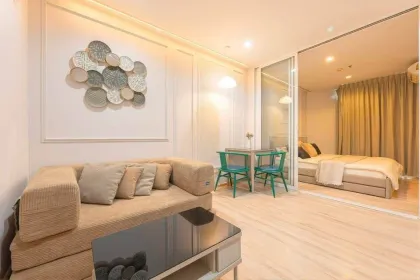 Renoviertes 1-Schlafzimmer-Apartment mit Pool- und Gartenblick