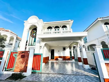 บ้านสไตล์โมเดิร์น 4 ห้องนอน พร้อมวิวสระว่ายน้ำ ให้เช่าในเกาะแก้ว
