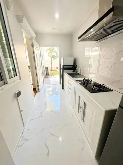 บ้านสไตล์โมเดิร์น 4 ห้องนอน พร้อมวิวสระว่ายน้ำ ให้เช่าในเกาะแก้ว