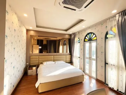บ้านสไตล์โมเดิร์น 4 ห้องนอน พร้อมวิวสระว่ายน้ำ ให้เช่าในเกาะแก้ว