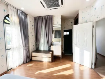 บ้านสไตล์โมเดิร์น 4 ห้องนอน พร้อมวิวสระว่ายน้ำ ให้เช่าในเกาะแก้ว