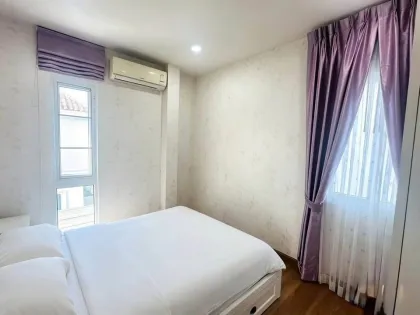 บ้านสไตล์โมเดิร์น 4 ห้องนอน พร้อมวิวสระว่ายน้ำ ให้เช่าในเกาะแก้ว