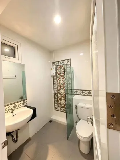 บ้านสไตล์โมเดิร์น 4 ห้องนอน พร้อมวิวสระว่ายน้ำ ให้เช่าในเกาะแก้ว