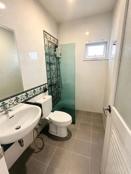 บ้านสไตล์โมเดิร์น 4 ห้องนอน พร้อมวิวสระว่ายน้ำ ให้เช่าในเกาะแก้ว