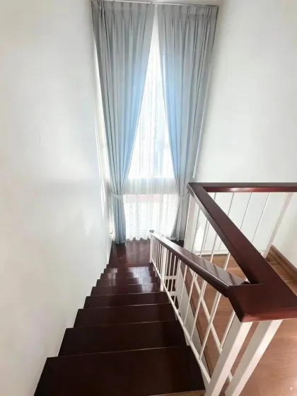 บ้านสไตล์โมเดิร์น 4 ห้องนอน พร้อมวิวสระว่ายน้ำ ให้เช่าในเกาะแก้ว