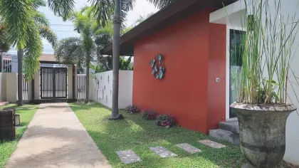 Private 1-Zimmer-Villa mit Jacuzzi zur Langzeitmiete in Nai Harn