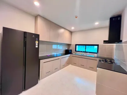 4 Schlafzimmer 5 Badezimmer Villa zur Miete in Setthasiri Koh-Kaew