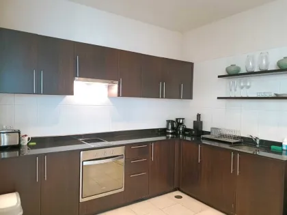 Geräumige 2-Zimmer-Wohnung mit 2 Bädern zur Miete in Karon