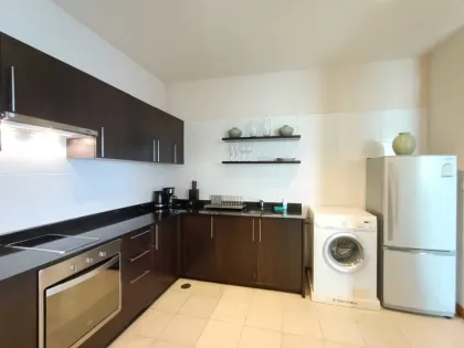 Geräumige 2-Zimmer-Wohnung mit 2 Bädern zur Miete in Karon