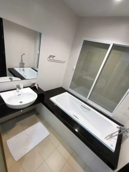 Geräumige 2-Zimmer-Wohnung mit 2 Bädern zur Miete in Karon