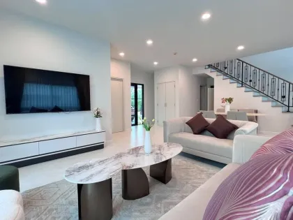 Villa Esquinera Nueva en Setthasiri Koh Kaew en Alquiler
