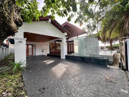 Lujosa villa de teca con 4 habitaciones y piscina en Koh Kaew, Phuket