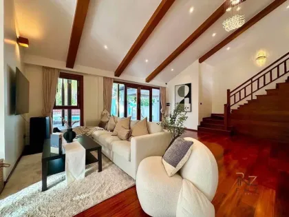 Lujosa villa de teca con 4 habitaciones y piscina en Koh Kaew, Phuket