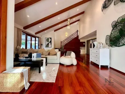 Lujosa villa de teca con 4 habitaciones y piscina en Koh Kaew, Phuket