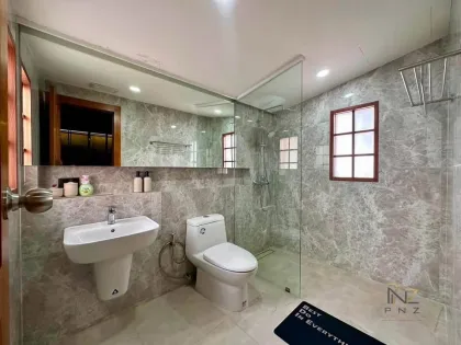 Lujosa villa de teca con 4 habitaciones y piscina en Koh Kaew, Phuket